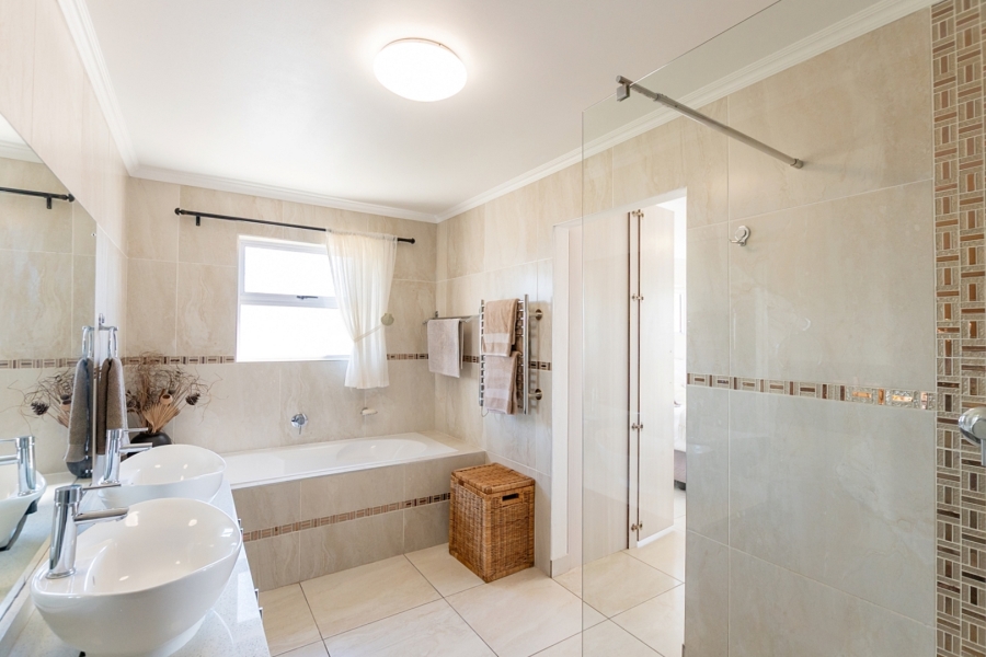 4 Bedroom Property for Sale in Sunset Estate Western Cape